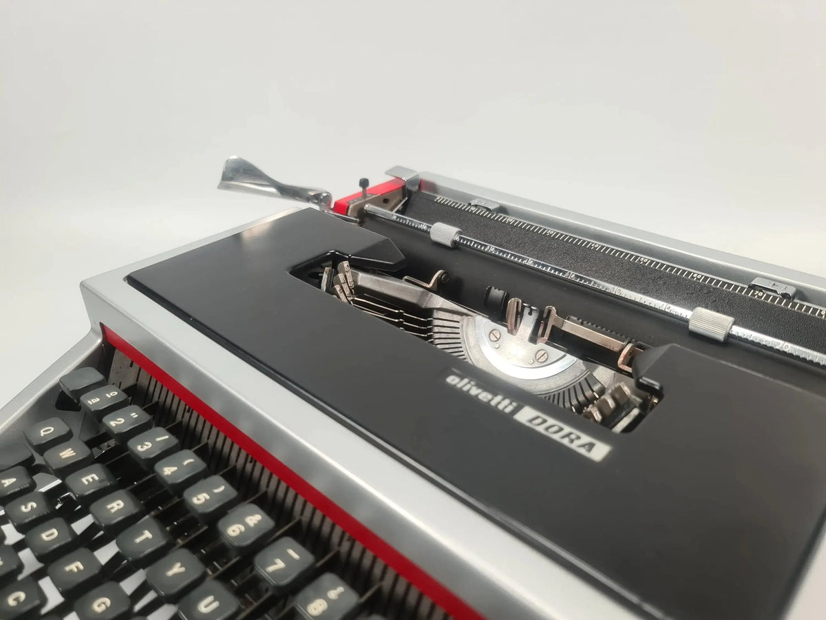 Olivetti Dora / Lettera 31 Silver & Black Typewriter, Manual, Vintage, QWERTY, Refurbished - ElGranero Typewriter.Company