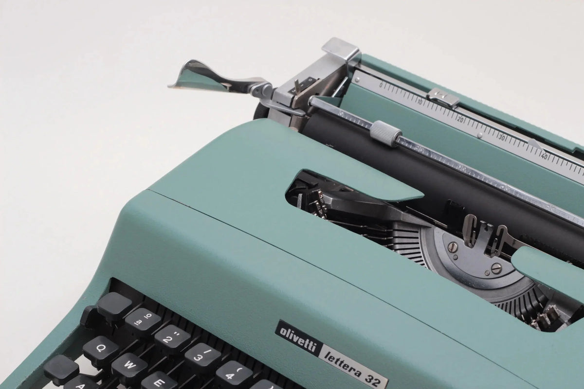 Olivetti Lettera 32 Original Green Vintage Manual Typewriter Serviced - ElGranero Typewriter.Company