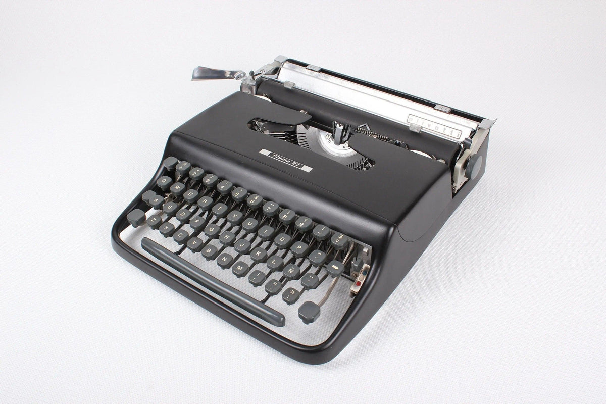 Olivetti Pluma 22 Black Vintage, Manual Typewriter, Refurbished - ElGranero Typewriter.Company