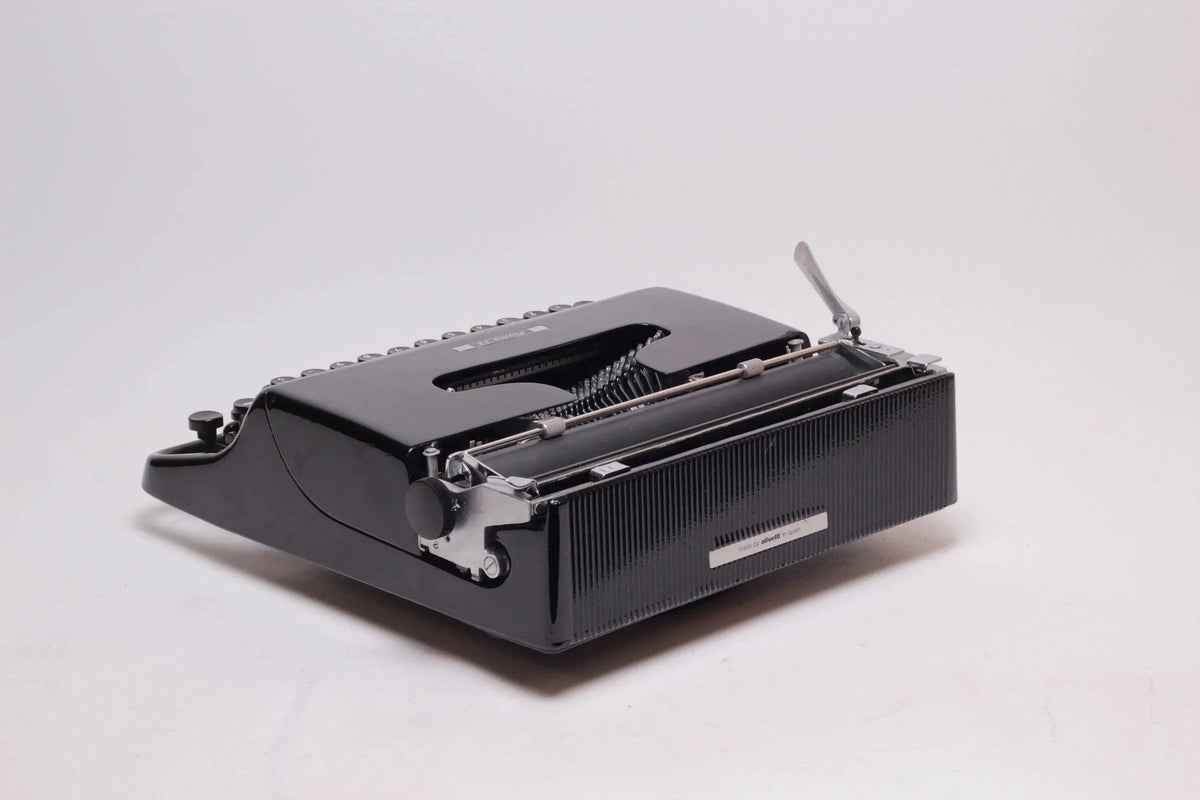 Olivetti Pluma 22 Glossy Black, Vintage Manual Typewriter, Restored - ElGranero Typewriter.Company