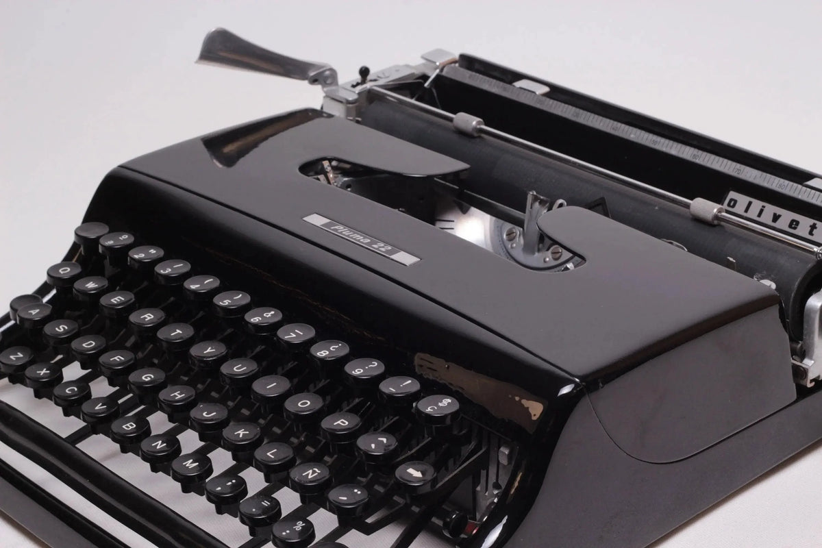 Olivetti Pluma 22 Glossy Black, Vintage Manual Typewriter, Restored - ElGranero Typewriter.Company