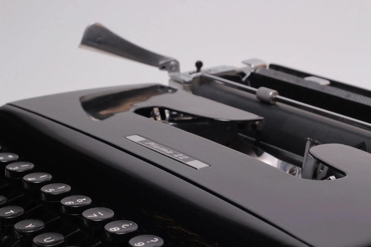 Olivetti Pluma 22 Glossy Black, Vintage Manual Typewriter, Restored - ElGranero Typewriter.Company