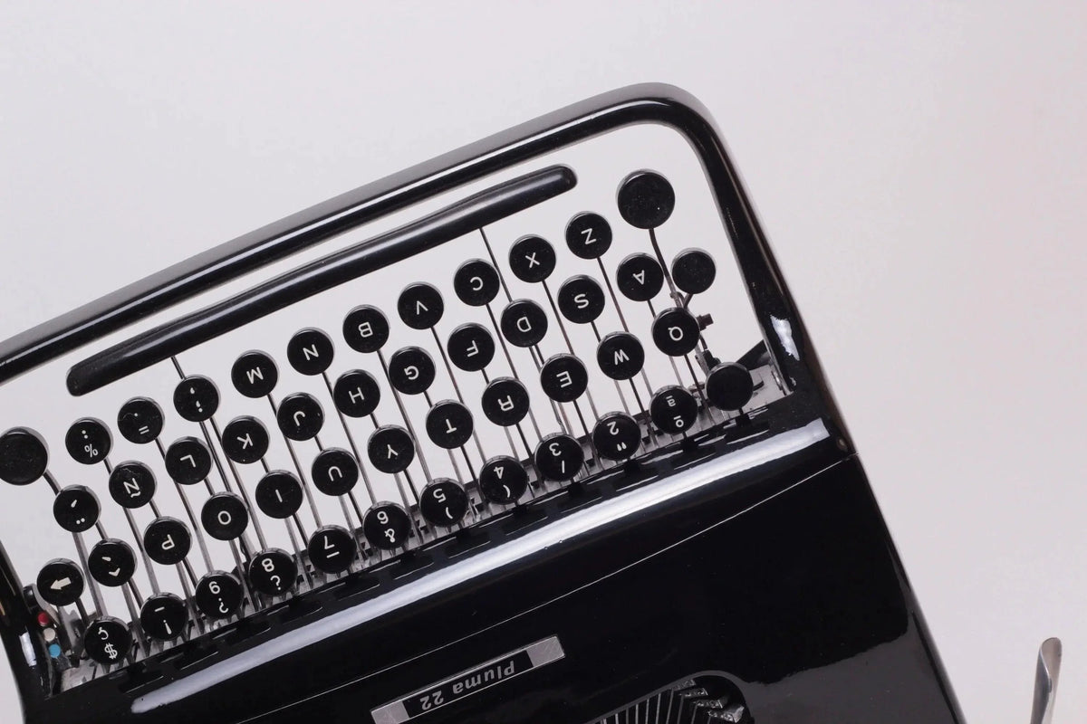 Olivetti Pluma 22 Glossy Black, Vintage Manual Typewriter, Restored - ElGranero Typewriter.Company