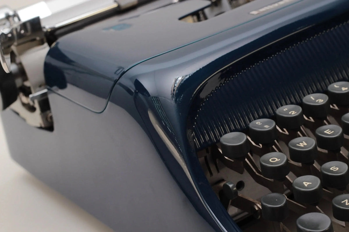 Olivetti Studio 44 Machine à écrire vintage bleu marine, restaurée - ElGranero Typewriter.Company