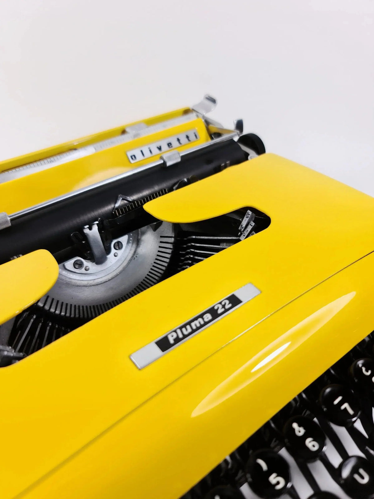 Olivetti Pluma 22, Pro Yellow Manual Vintage Typewriter, Restored - ElGranero Typewriter.Company
