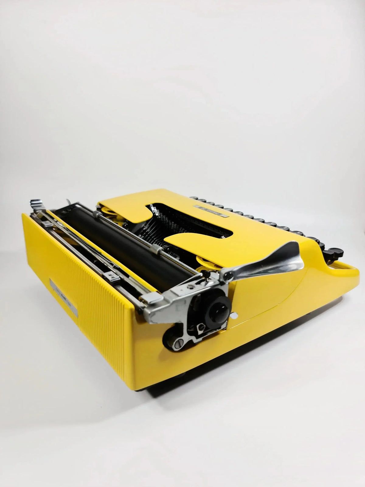 Olivetti Pluma 22, Pro Yellow Manual Vintage Typewriter, Restored - ElGranero Typewriter.Company