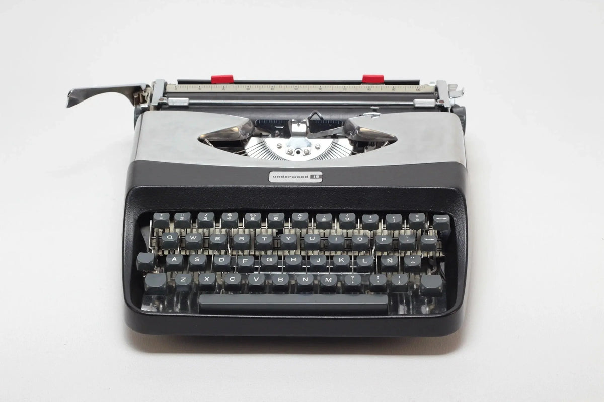 Underwood 18 Black & Silver, Vintage Manual Typewriter, Refurbished - ElGranero Typewriter.Company