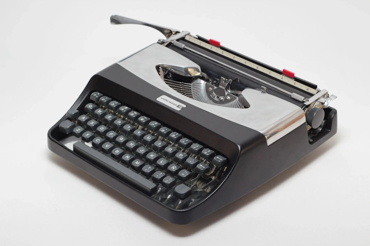 Underwood 18 Black & Silver, Vintage Manual Typewriter, Refurbished - ElGranero Typewriter.Company
