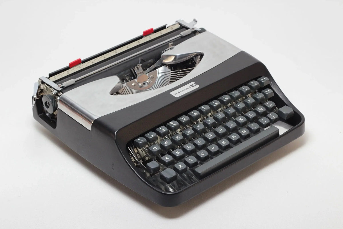 Underwood 18 Black & Silver, Vintage Manual Typewriter, Refurbished - ElGranero Typewriter.Company