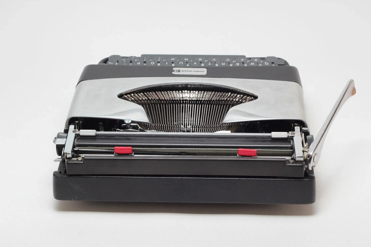 Underwood 18 Black & Silver, Vintage Manual Typewriter, Refurbished - ElGranero Typewriter.Company