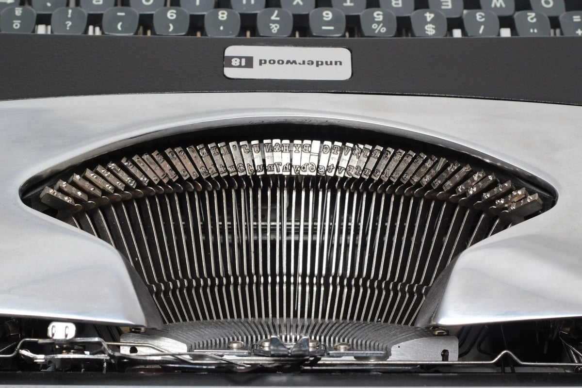 Underwood 18 Black & Silver, Vintage Manual Typewriter, Refurbished - ElGranero Typewriter.Company