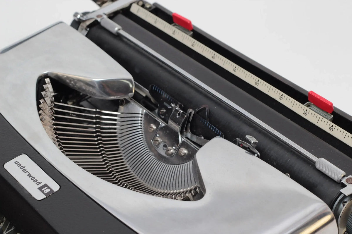 Underwood 18 Black & Silver, Vintage Manual Typewriter, Refurbished - ElGranero Typewriter.Company