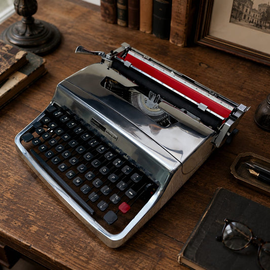 Máquina de escribir manual vintage Olivetti Lettera 32 en plata pulida y negra, renovada