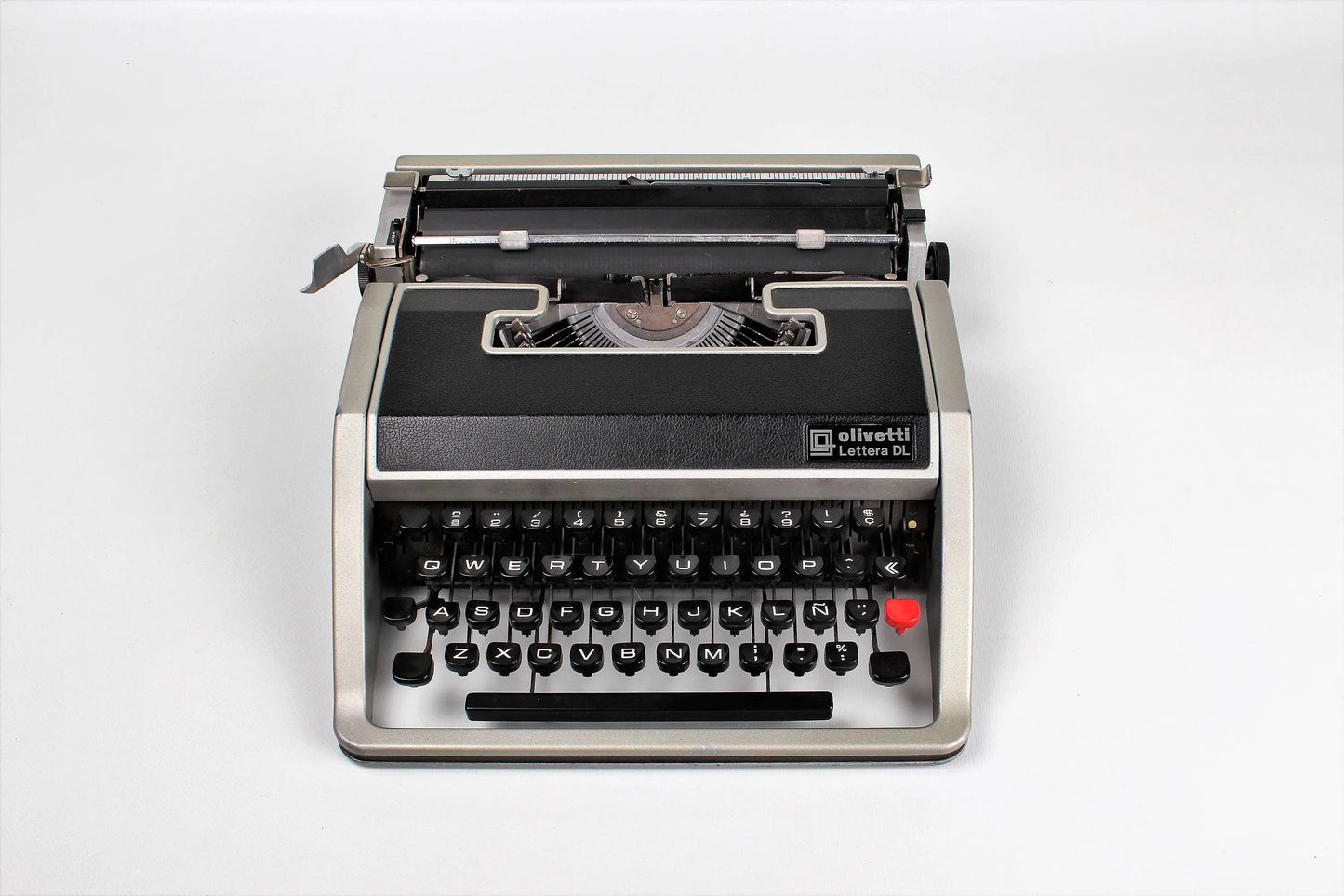 SALE! - Olivetti Lettera DL/Lettera 33 Black Typewriter, Vintage, Professionally Serviced - ElGranero Typewriter.Company