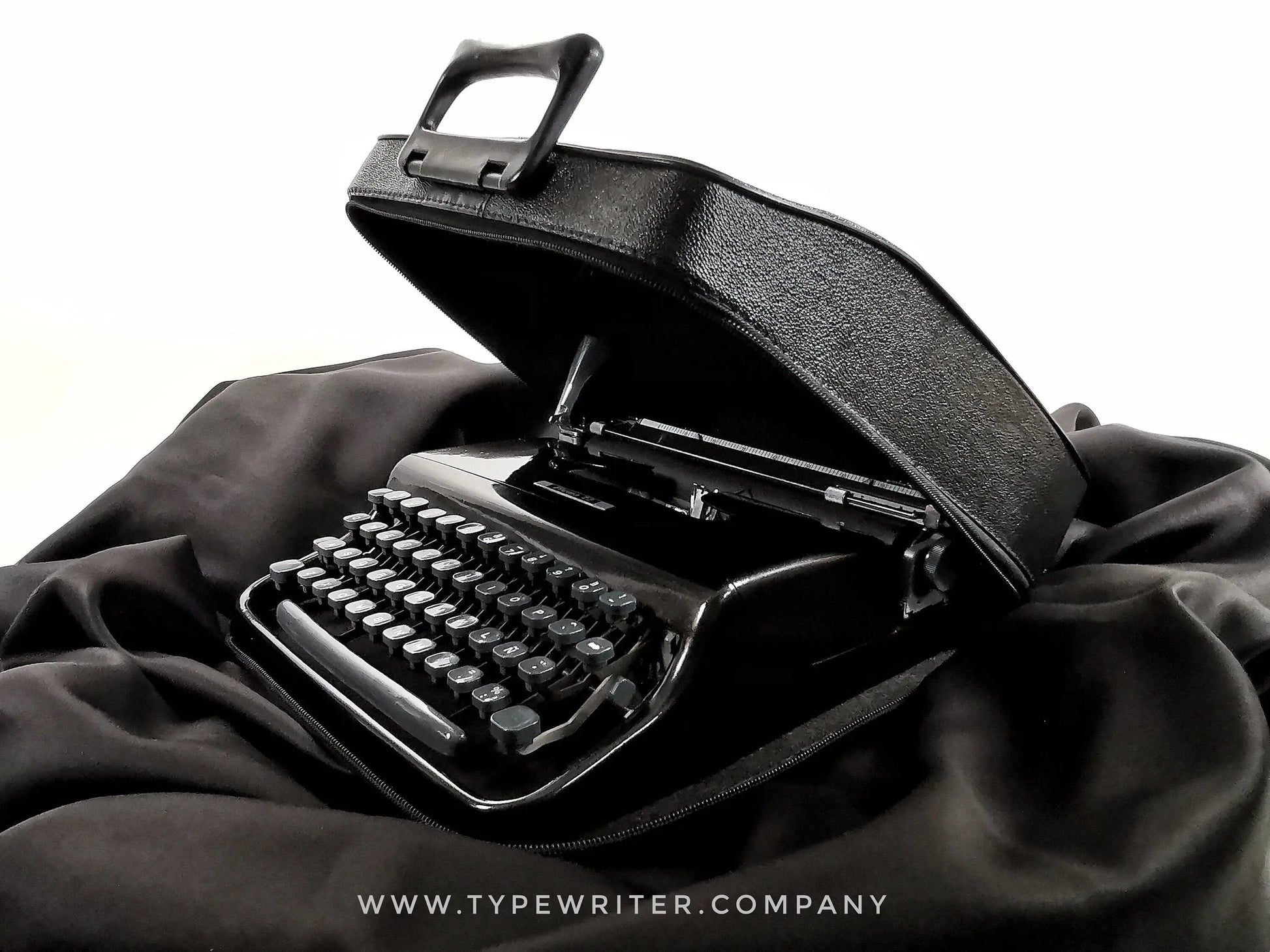 Limited Edition Pluma 22 Black Typewriter, Professionally Serviced - ElGranero Typewriter.Company
