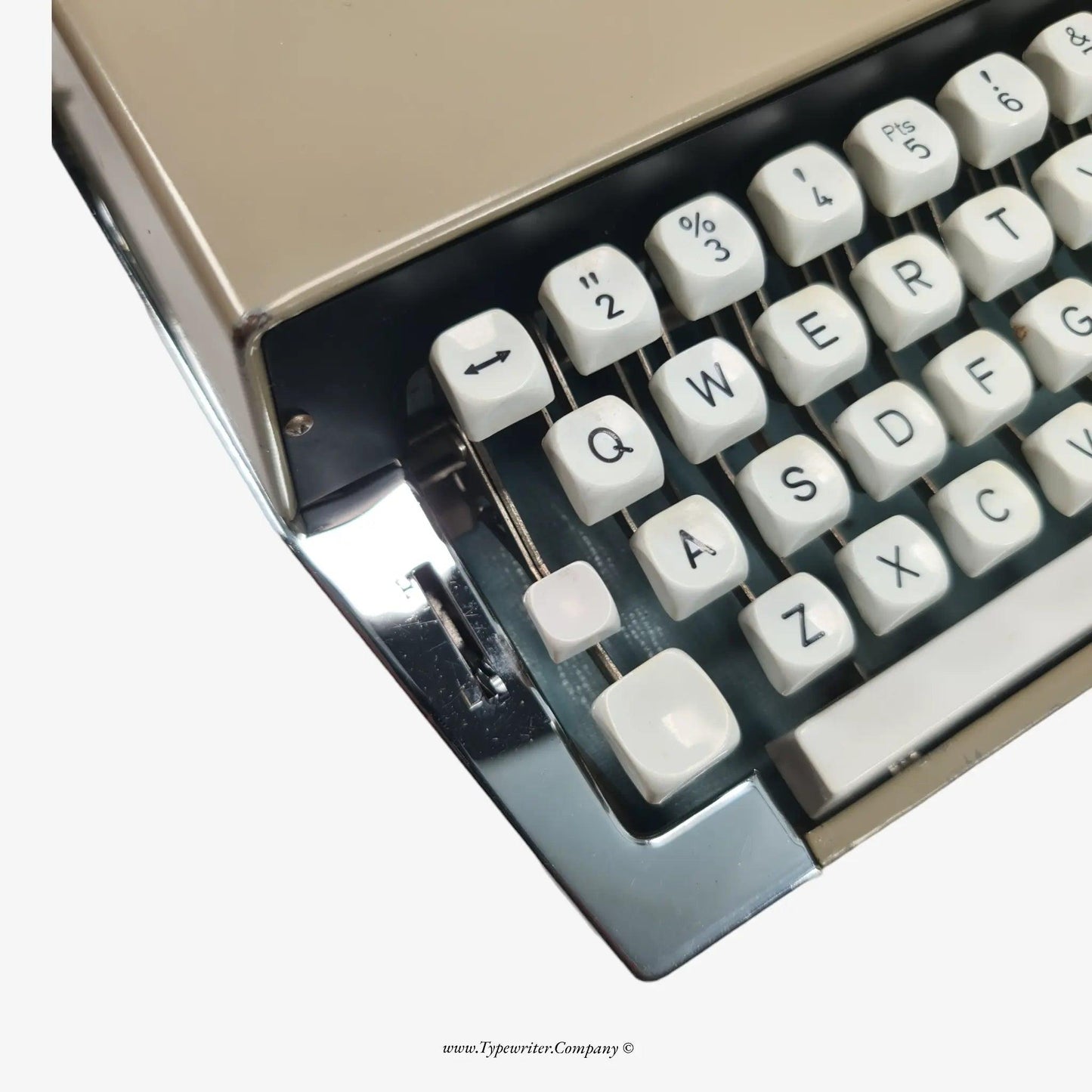 Nippo P-200 Manual Vintage Typewriter, Serviced, Qwerty Keyboard ElGranero Typewriter.Company