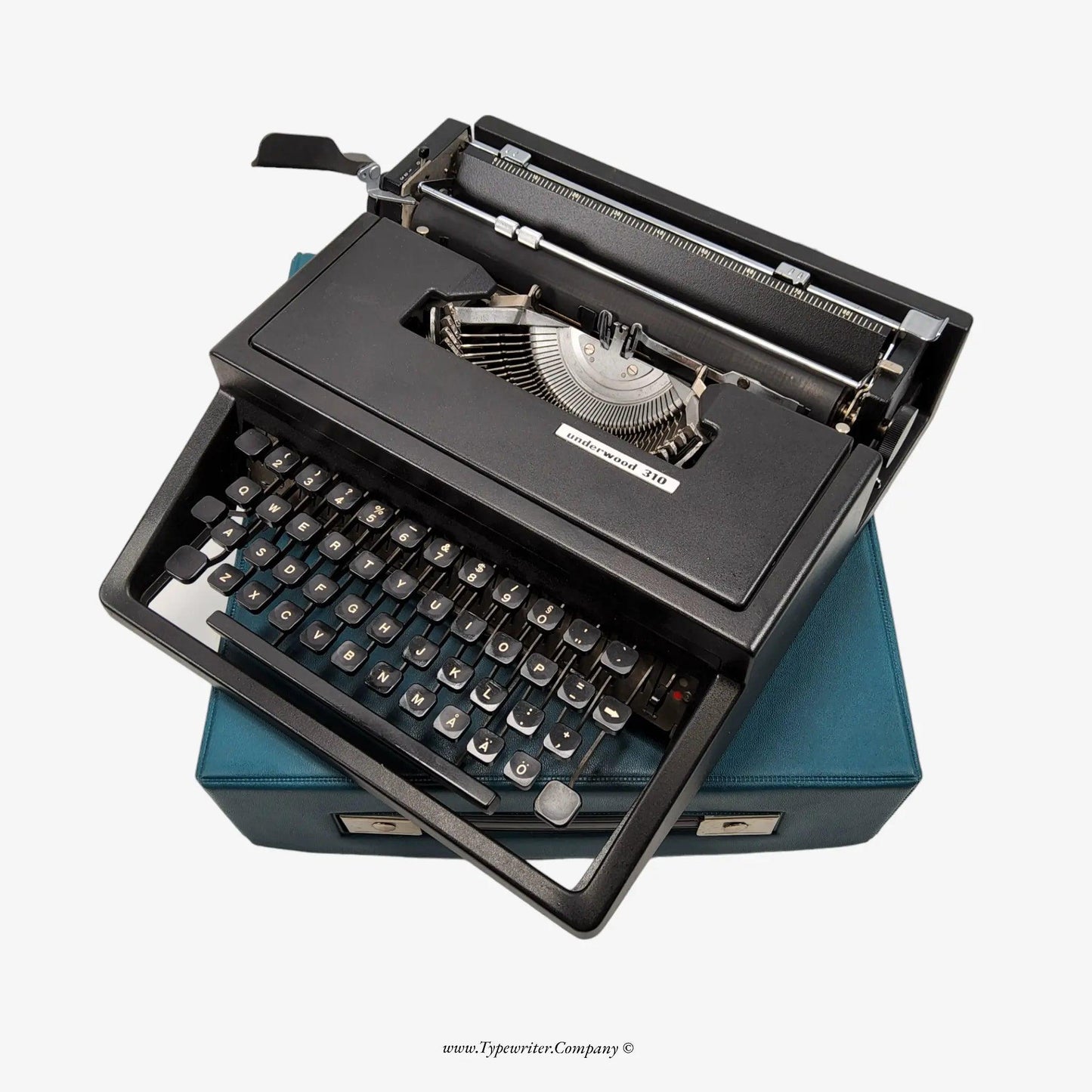 Olivetti Dora Black Typewriter, Vintage Manual, Refurbished, Swedish keyboard ElGranero Typewriter.Company