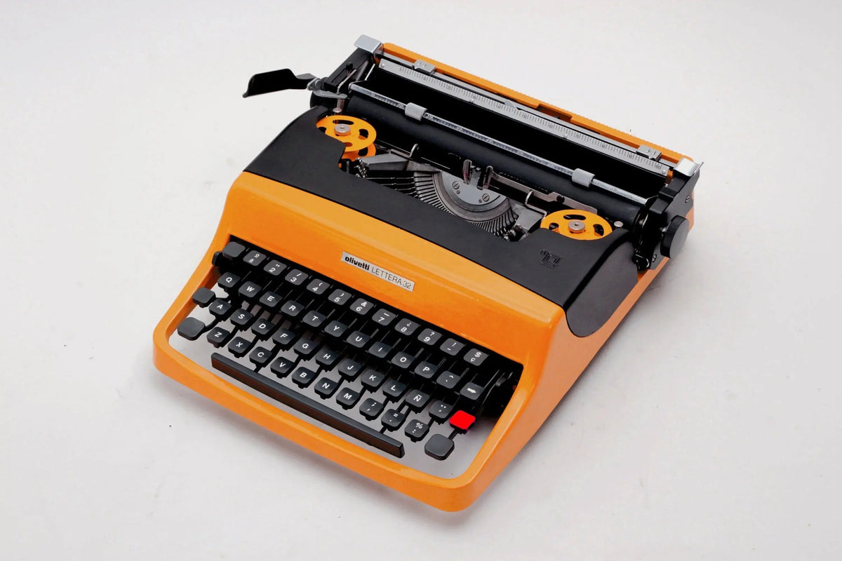Olivetti Lettera 32 Custom Color, Vintage Manual Typewriter, Refurbished - ElGranero Typewriter.Company