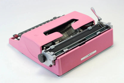 Olivetti Lettera 32 Rosa, Máquina de Escribir Manual Vintage, Restaurada - ElGranero Typewriter.Company