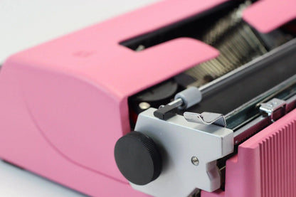 Olivetti Lettera 32 Rosa, Máquina de Escribir Manual Vintage, Restaurada - ElGranero Typewriter.Company
