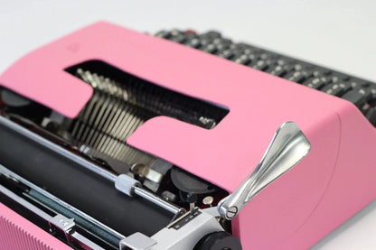 Olivetti Lettera 32 Rosa, Máquina de Escribir Manual Vintage, Restaurada - ElGranero Typewriter.Company