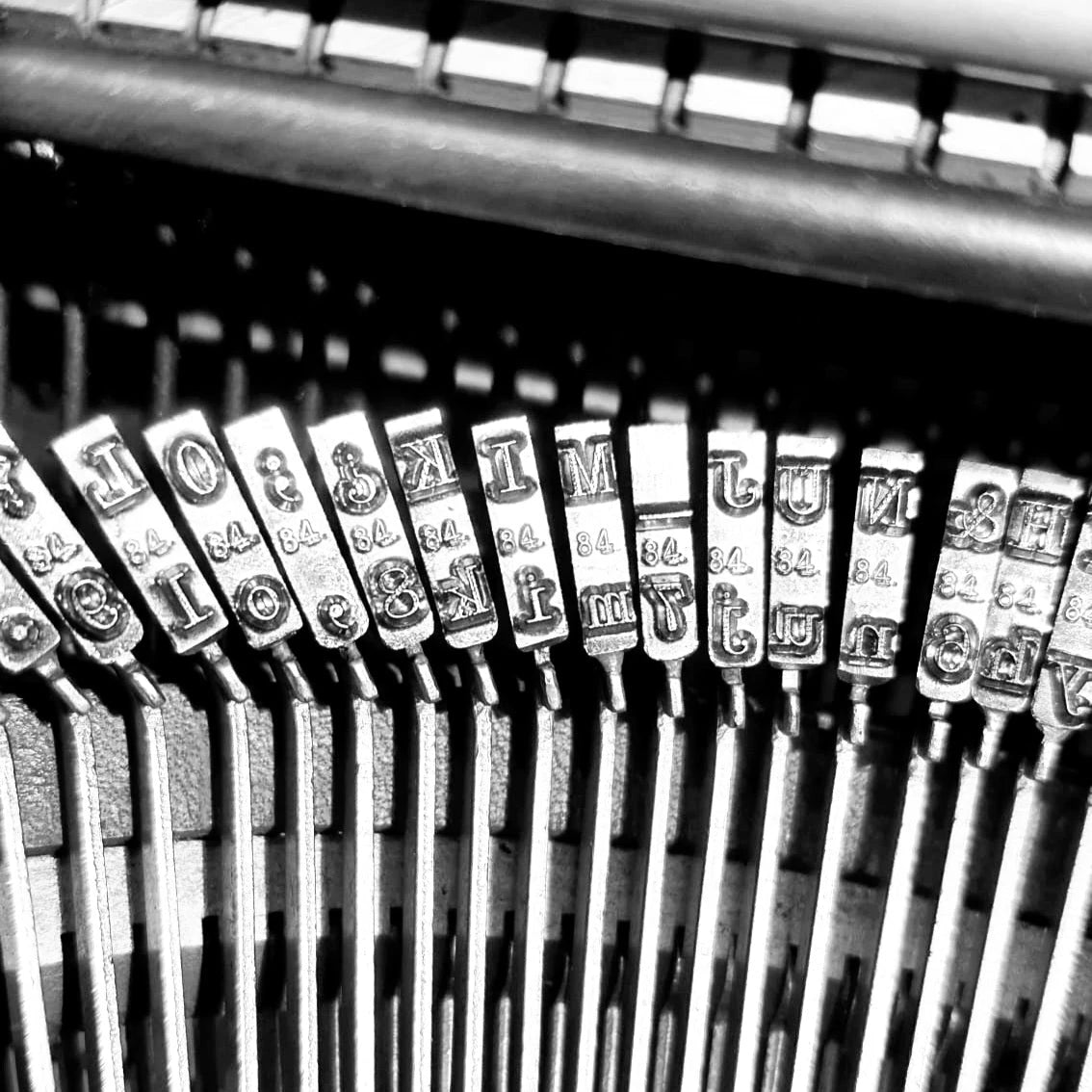 Olivetti Pluma 22 - Chrome Limited Edition Typewriter QWERTY  ElGranero Typewriter.Company
