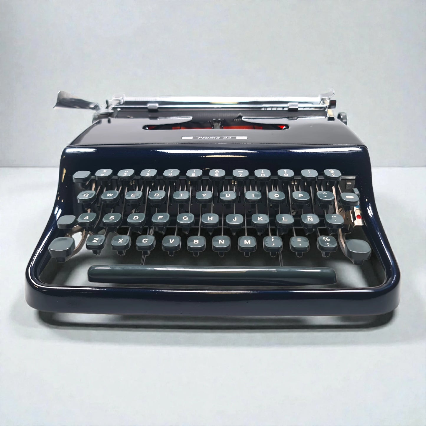 Olivetti Pluma 22 - Chrome Limited Edition Typewriter QWERTY  ElGranero Typewriter.Company
