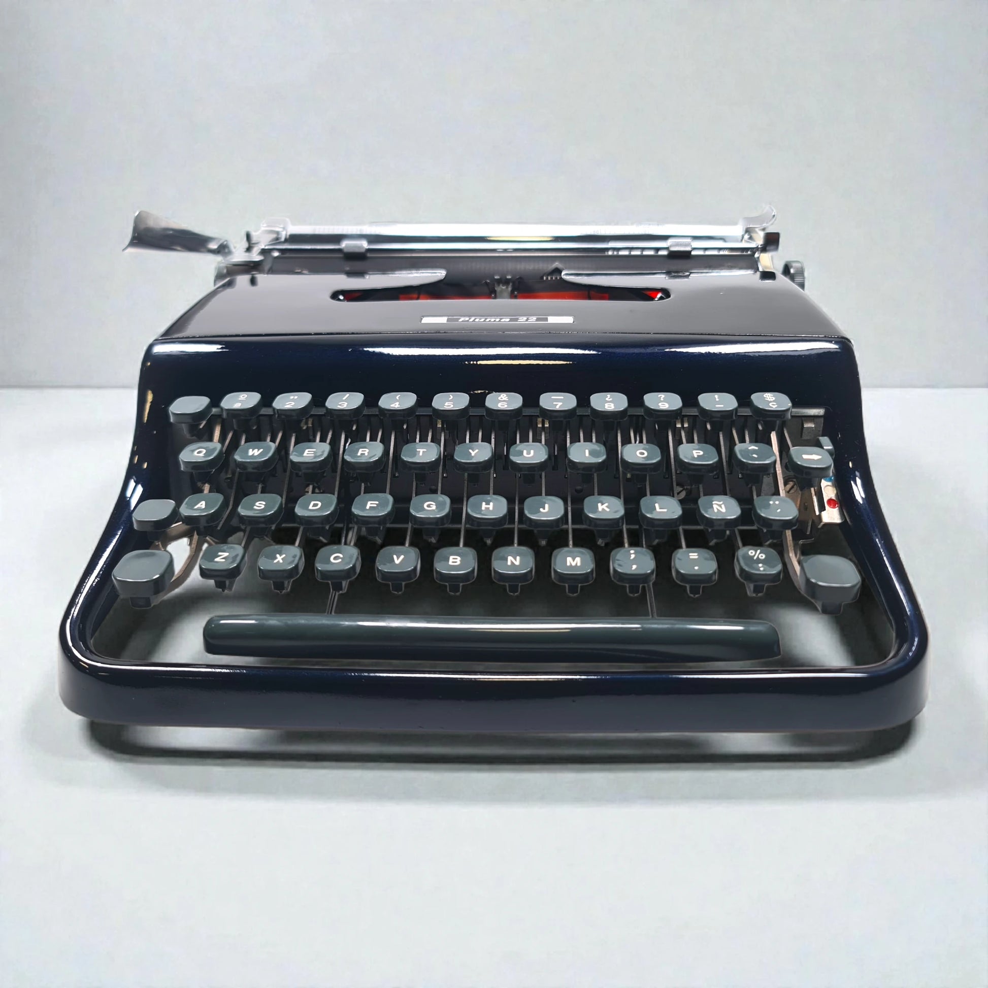 Olivetti Pluma 22 - Chrome Limited Edition Typewriter QWERTY  ElGranero Typewriter.Company