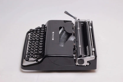 Olivetti Pluma 22 Negro Brillante, Máquina de Escribir Manual Vintage, Restaurada - ElGranero Typewriter.Company