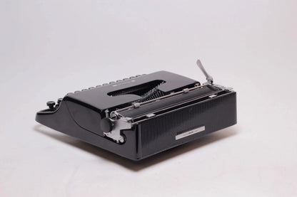 Olivetti Pluma 22 Negro Brillante, Máquina de Escribir Manual Vintage, Restaurada - ElGranero Typewriter.Company