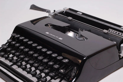 Olivetti Pluma 22 Negro Brillante, Máquina de Escribir Manual Vintage, Restaurada - ElGranero Typewriter.Company