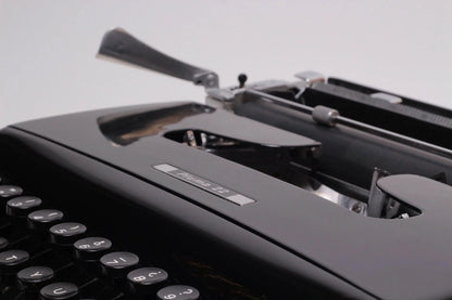 Olivetti Pluma 22 Negro Brillante, Máquina de Escribir Manual Vintage, Restaurada - ElGranero Typewriter.Company