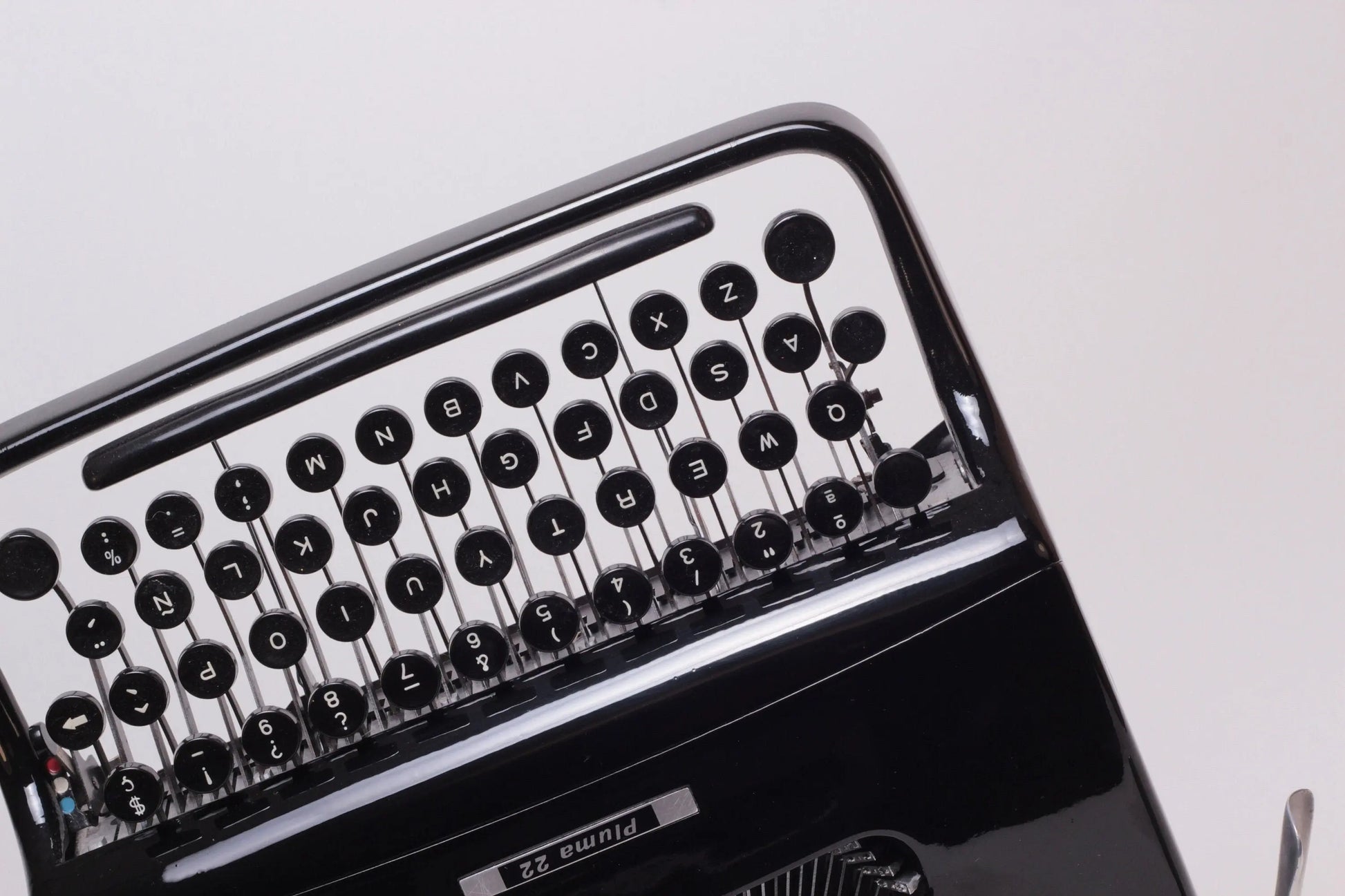 Olivetti Pluma 22 Glossy Black Vintage, Manual Typewriter, Serviced - ElGranero Typewriter.Company