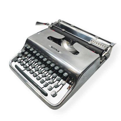 Olivetti Pluma 22 - Limited Polished Silver Edition Typewriter QWERTY- ElGranero Typewriter.Company