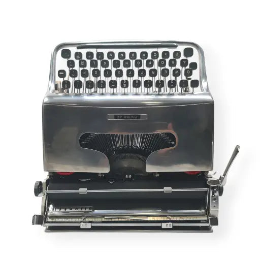 Olivetti Pluma 22 - Limited Polished Silver Edition Typewriter QWERTY ElGranero Typewriter.Company