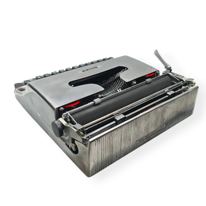 Olivetti Pluma 22 - Limited Polished Silver Edition Typewriter QWERTY ElGranero Typewriter.Company