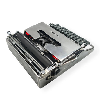 Olivetti Pluma 22 - Limited Polished Silver Edition Typewriter QWERTY ElGranero Typewriter.Company