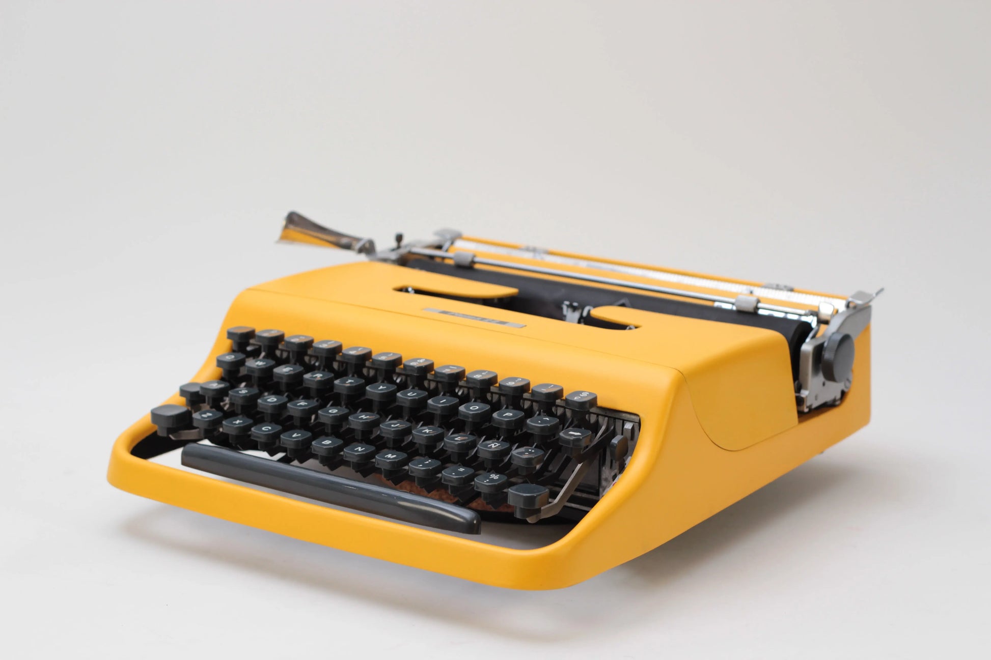 Olivetti Pluma 22 Yellow Vintage, Manual Typewriter, Serviced - ElGranero Typewriter.Company