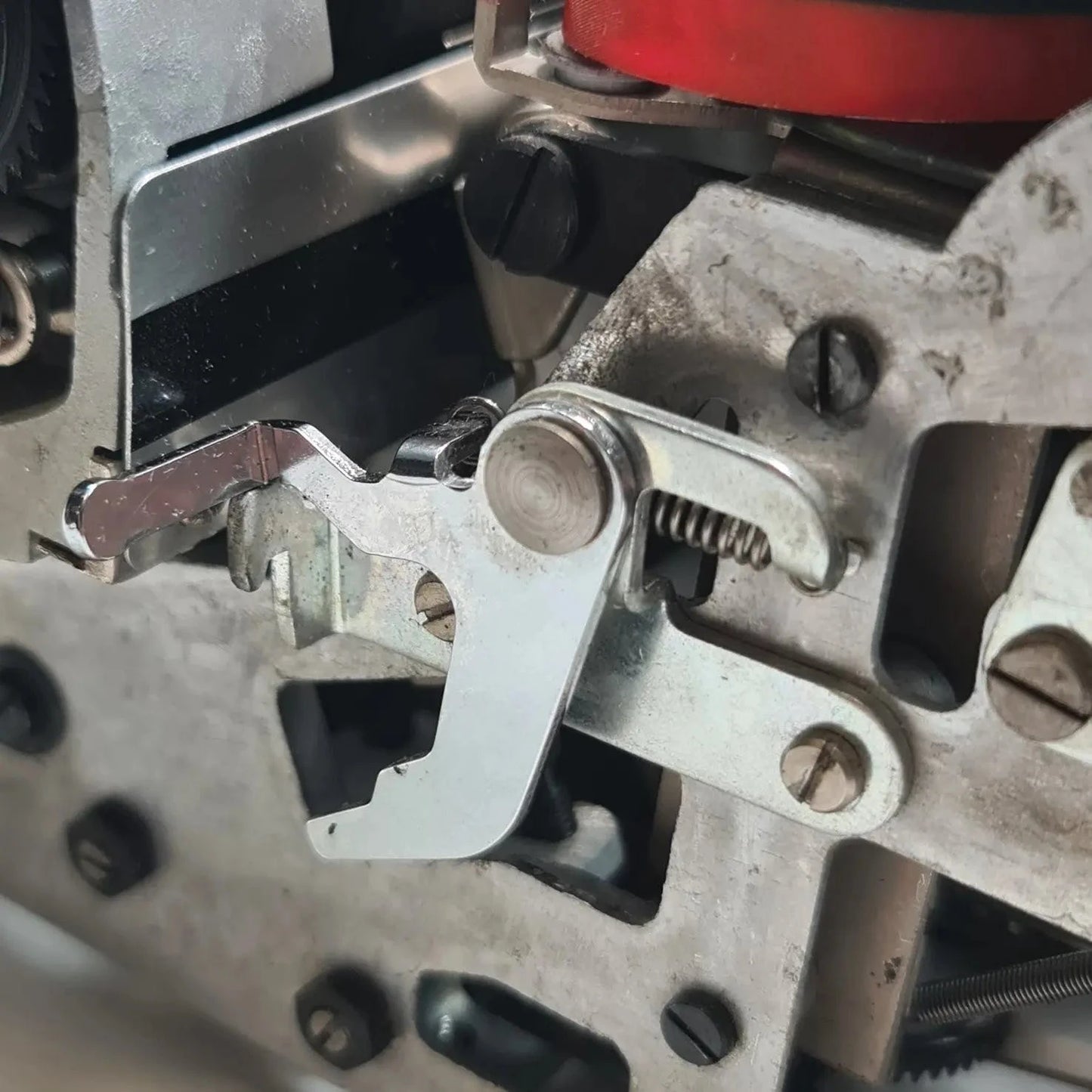 Olivetti Studio 44 Original Carriage Lock Assembly, Typewriter Spare Part El Granero Typewriter.Company