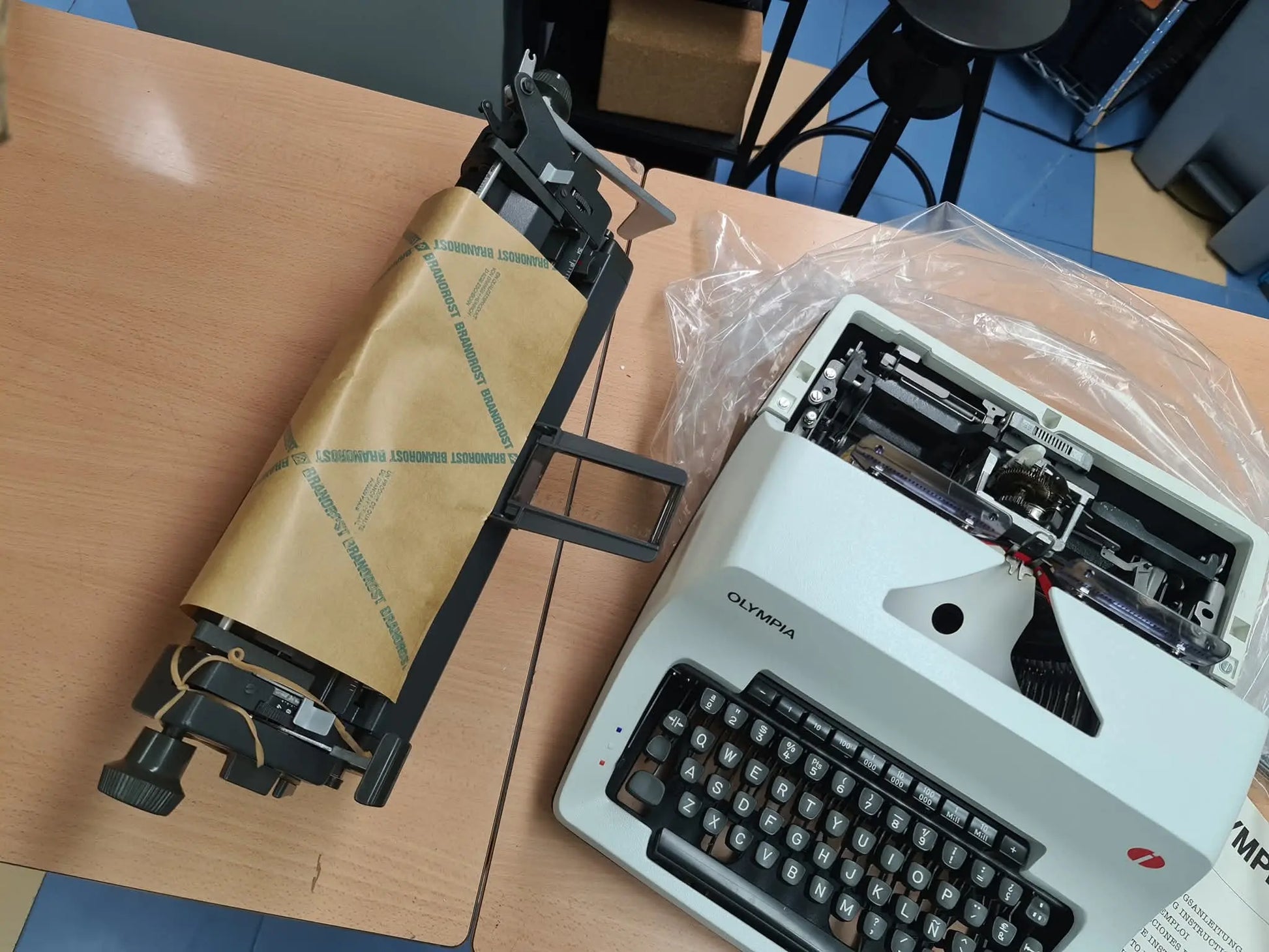 Olympia SG 3 Typewriter, carriage A3, manual BRAND NEW - ElGranero Typewriter.Company