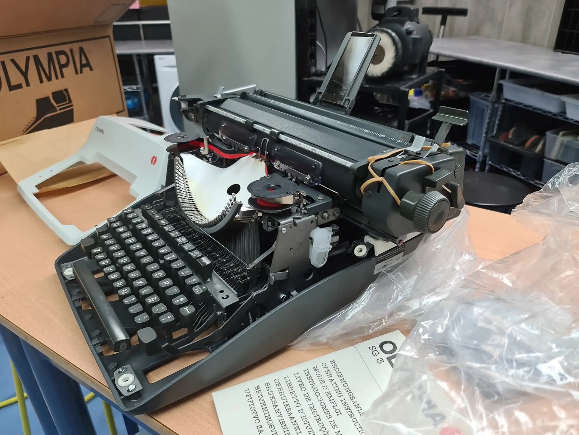 Olympia SG 3 Typewriter, carriage A3, manual BRAND NEW - ElGranero Typewriter.Company