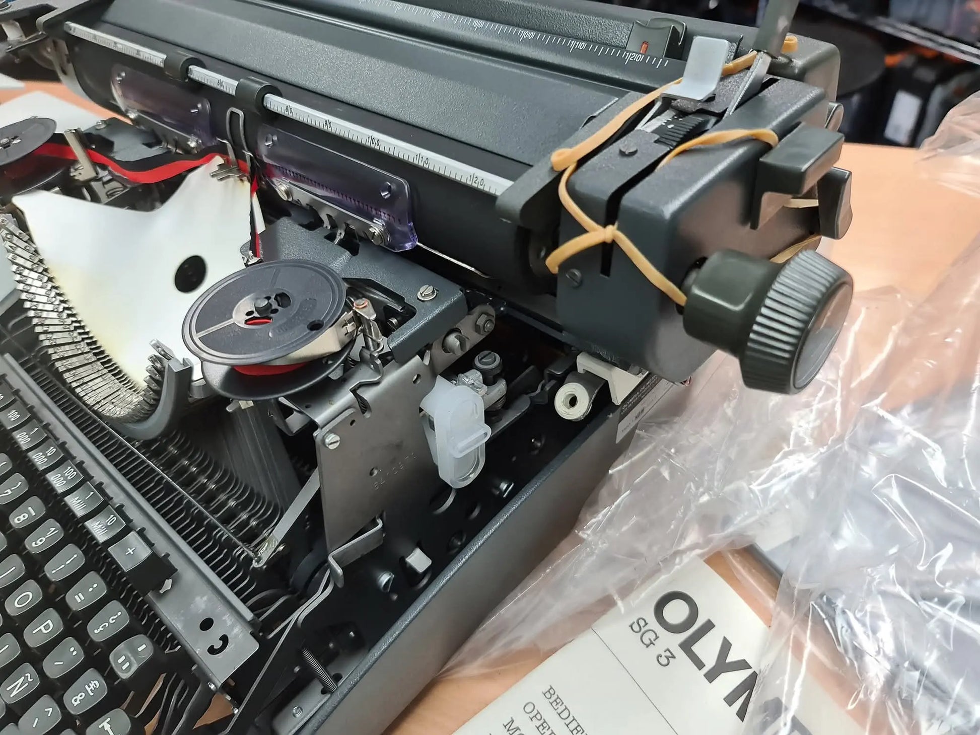 Olympia SG 3 Typewriter, carriage A3, manual BRAND NEW - ElGranero Typewriter.Company
