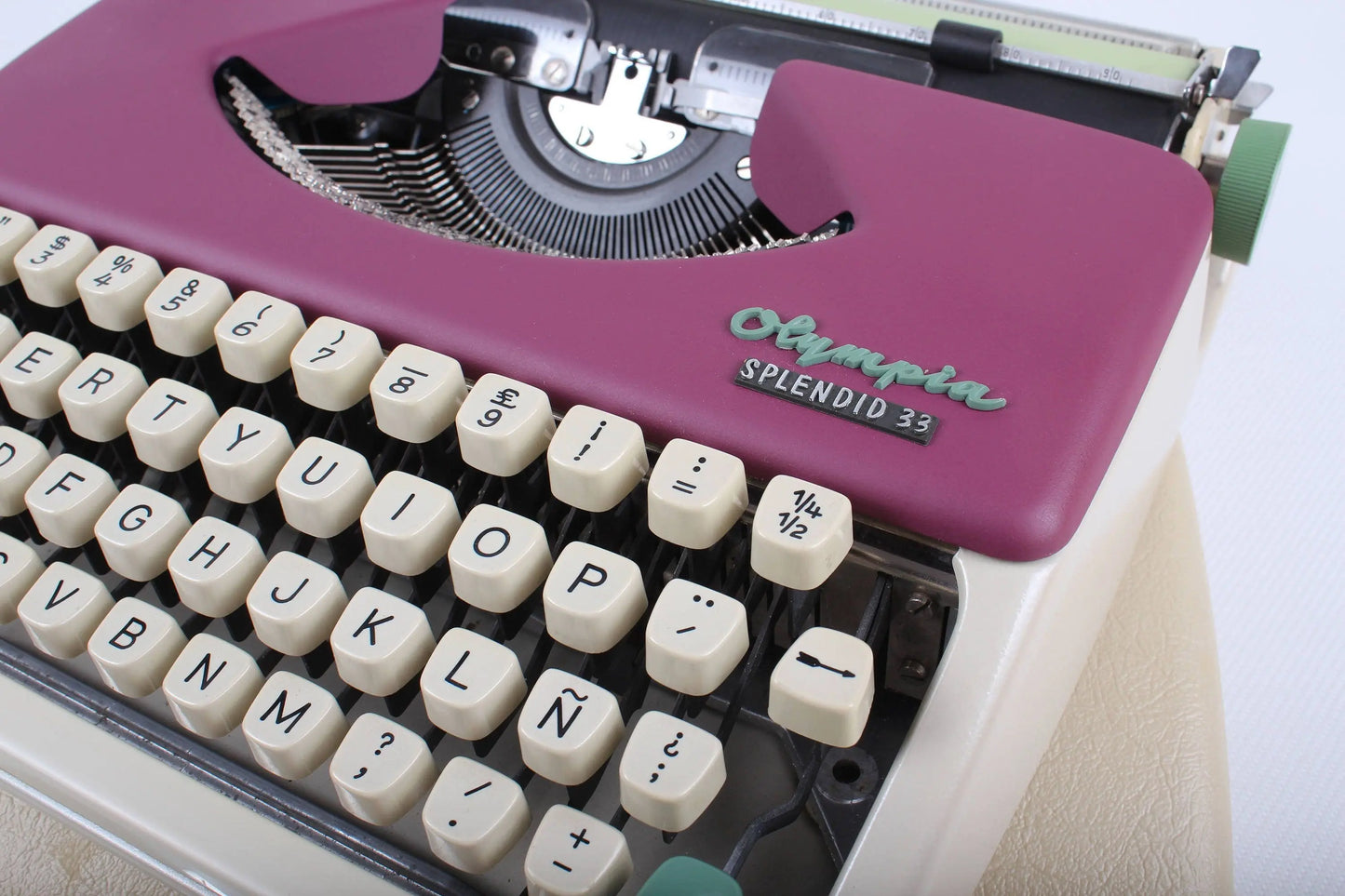 Olympia Splendid 33 Burgundy & Cream, Vintage, Mint Condition, Manual Portable, Professionally Serviced by Typewriter.Company - ElGranero Typewriter.Company