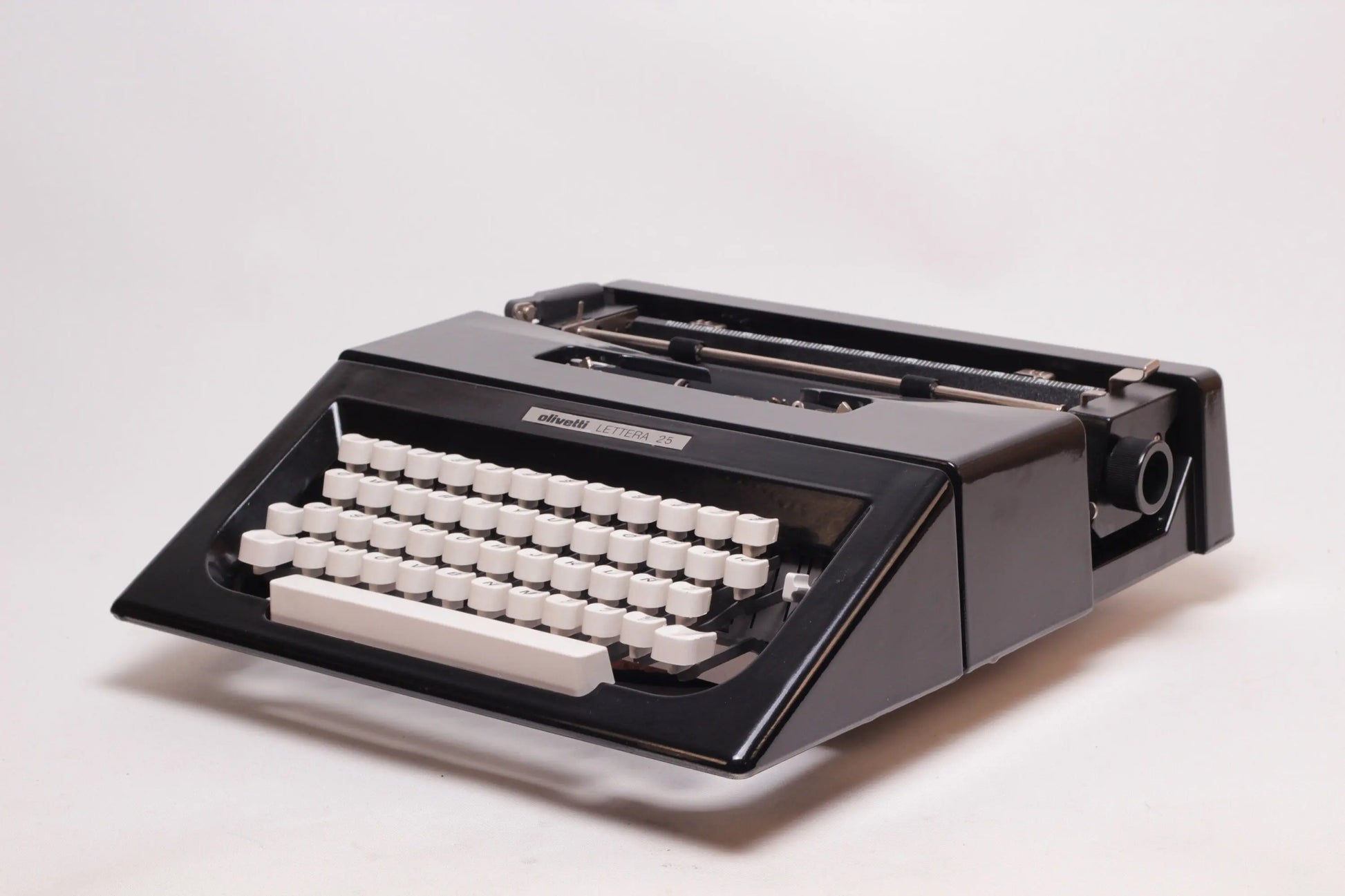 SALE! - Lettera 25 Black Typewriter, Vintage, Professionally Serviced - ElGranero Typewriter.Company
