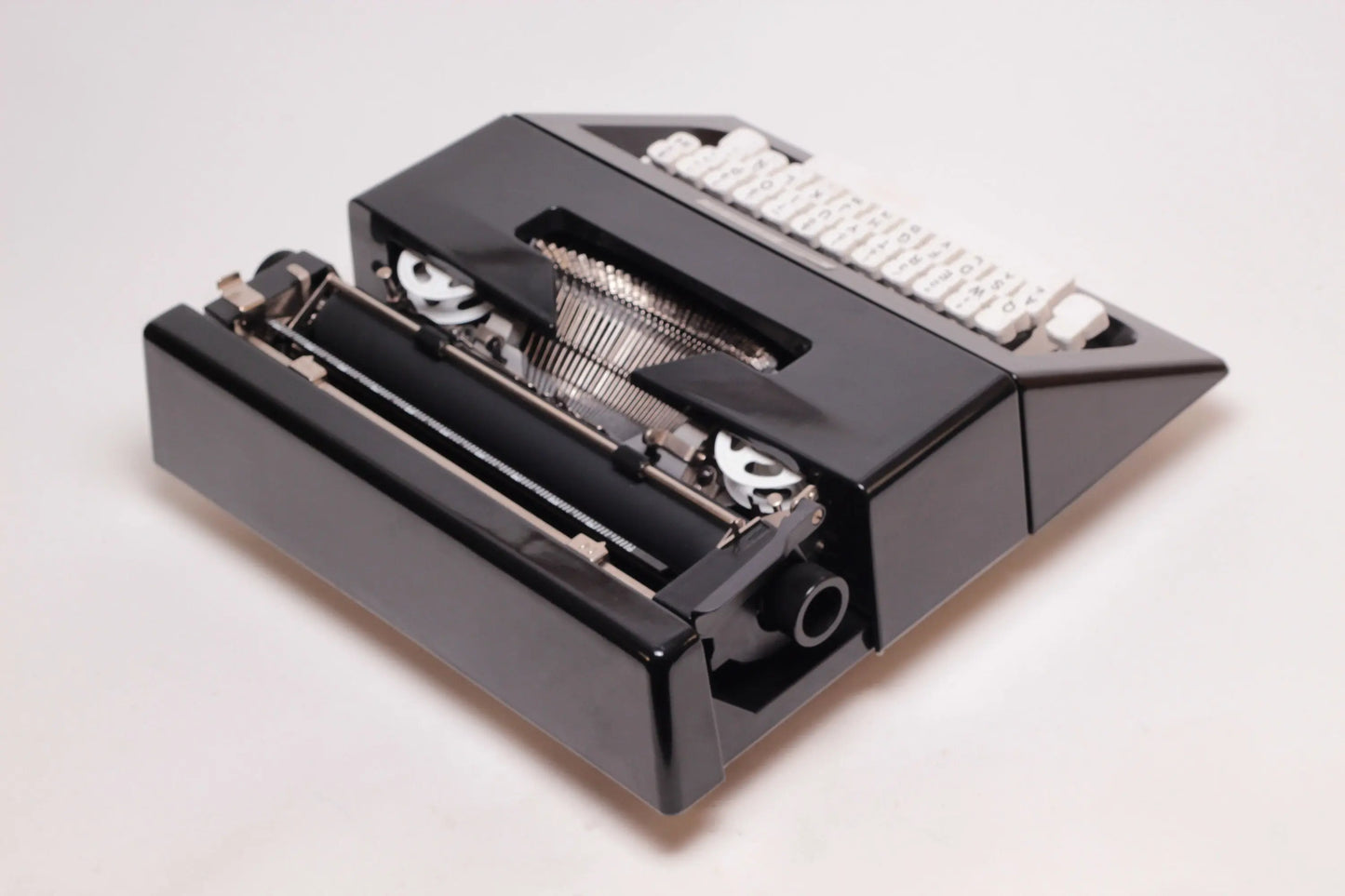 SALE! - Lettera 25 Black Typewriter, Vintage, Professionally Serviced - ElGranero Typewriter.Company