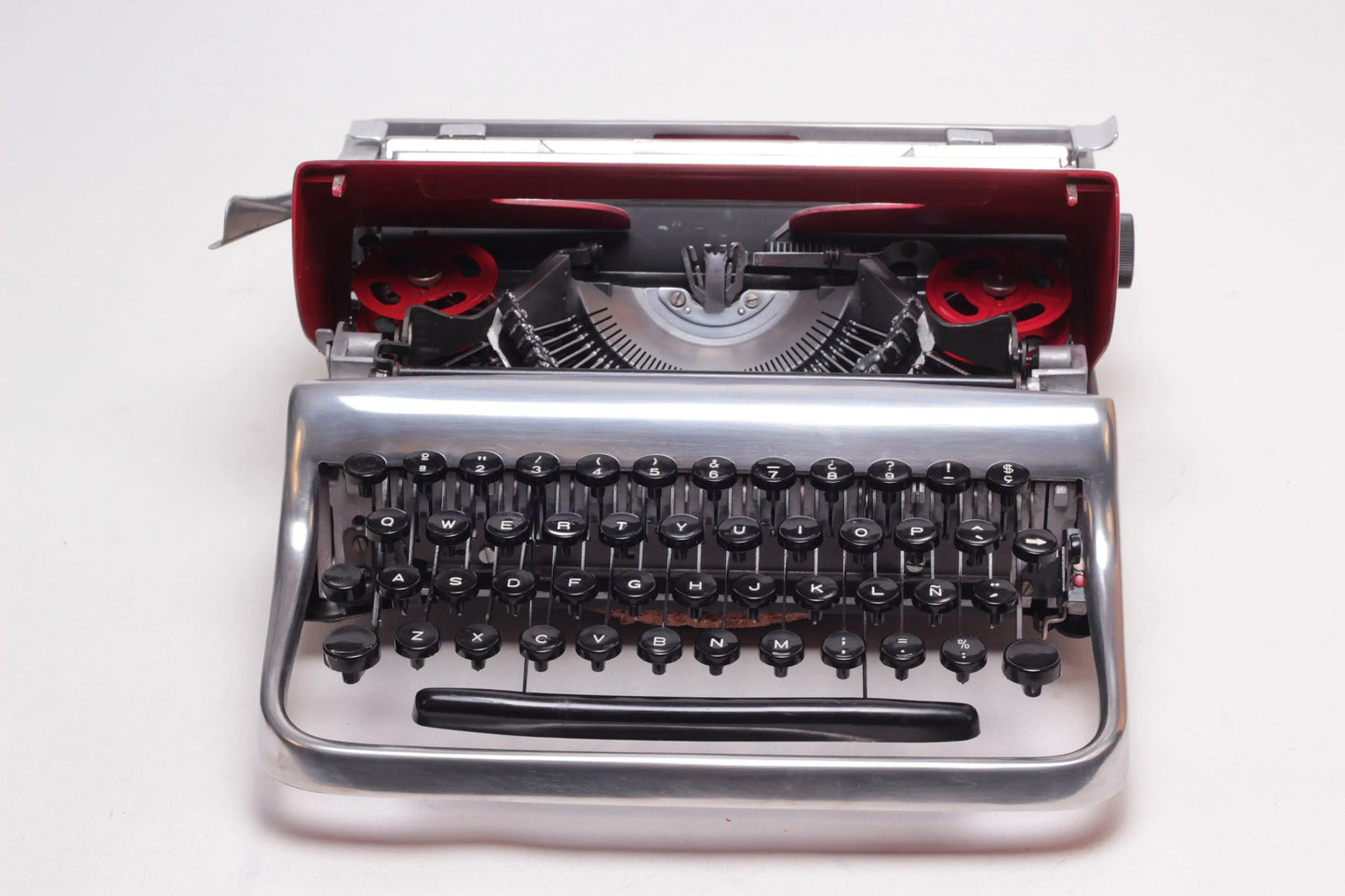 SALE! - Limited Edition Olivetti Pluma 22 "Chrome" Aluminum Typewriter, Vintage, Professionally Serviced - ElGranero Typewriter.Company