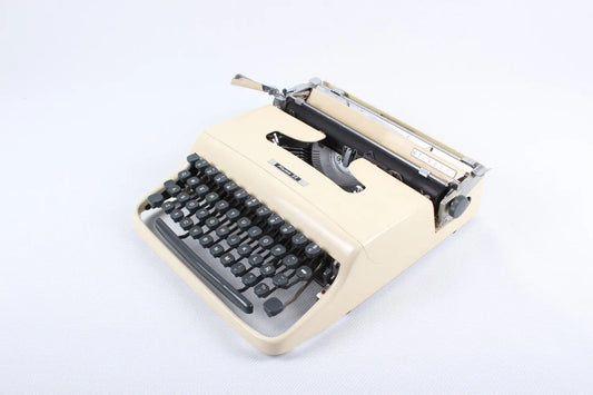 SALE! - Olivetti Lettera Pluma 22 Original Rare Cream Colour Typewriter, Vintage, Professionally Serviced - ElGranero Typewriter.Company