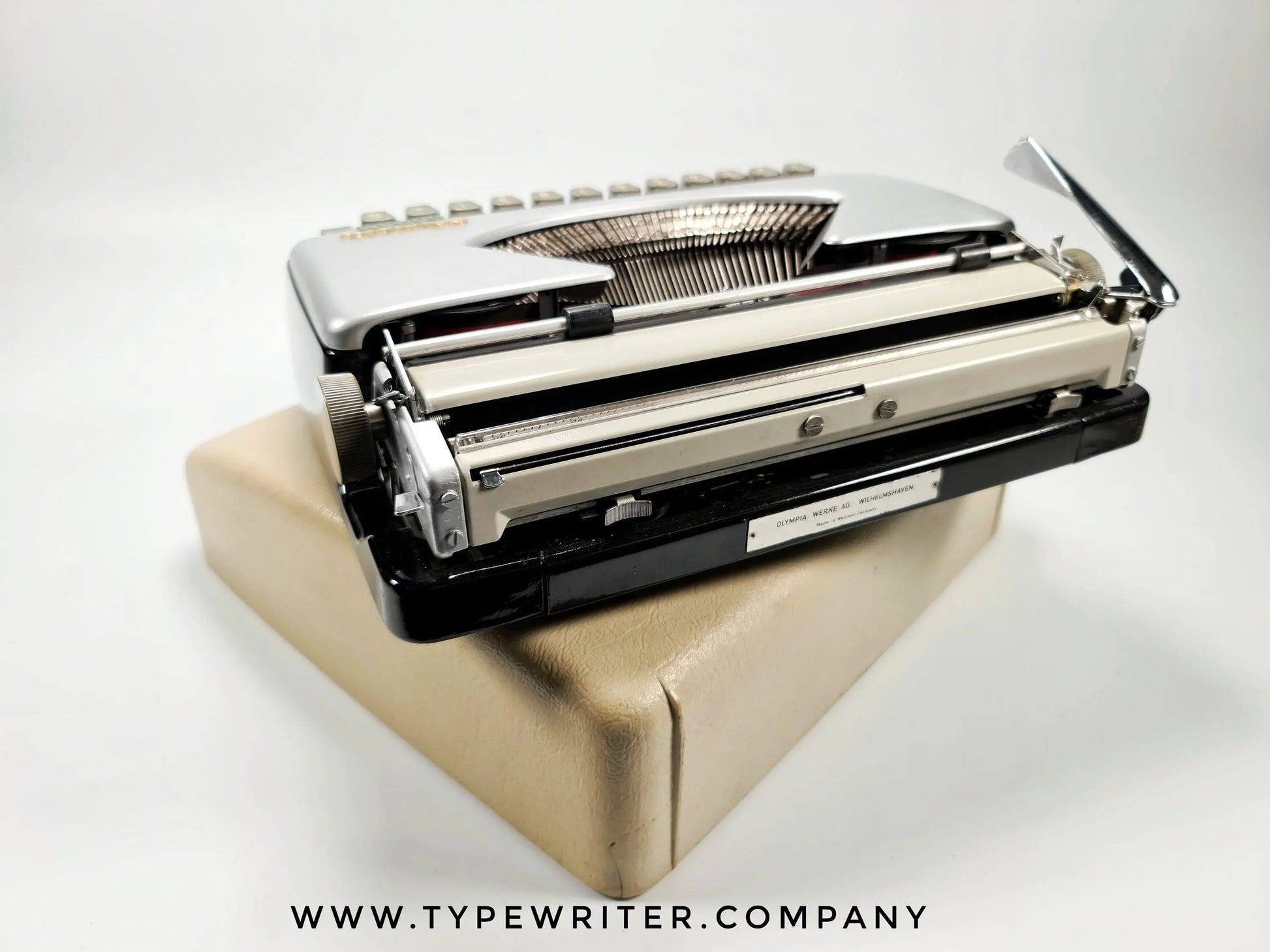 SALE! - Olympia Splendid 33 Custom Black & Silver, Vintage, Mint Condition, Professionally Serviced - ElGranero Typewriter.Company