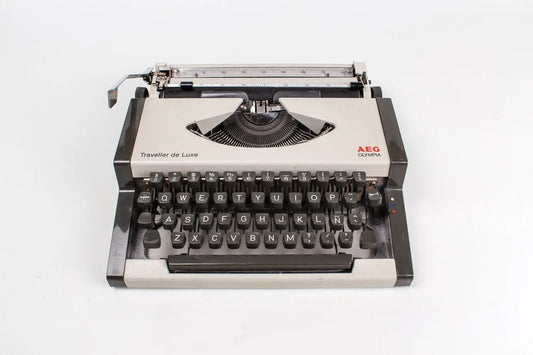 SALE! - Olympia Traveller De Luxe White Typewriter, Vintage, Professionally Serviced - ElGranero Typewriter.Company