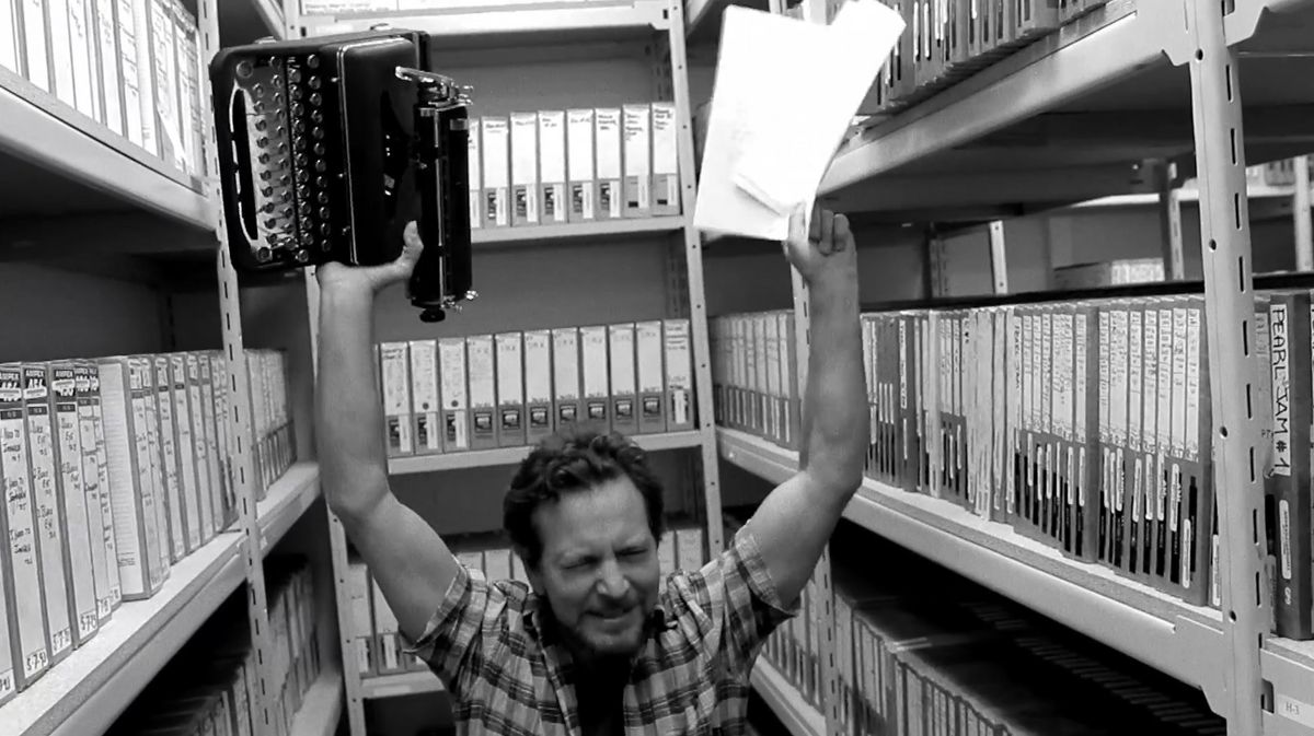 Load video: Eddie_Vedder_-_Mind_Your_Manners_-_Lightning_Bolt_Vignette_-_Pearl_Jam

Alt text